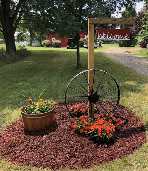 Welcome with a wagon wheel! Wagon Wheel Decor, Driveway Entrance Landscaping, Wheel Decor, Home Landscaping, Garden Yard Ideas, Front Yard Garden, Wagon Wheel, Rustic Garden Decor, Summer Decorating