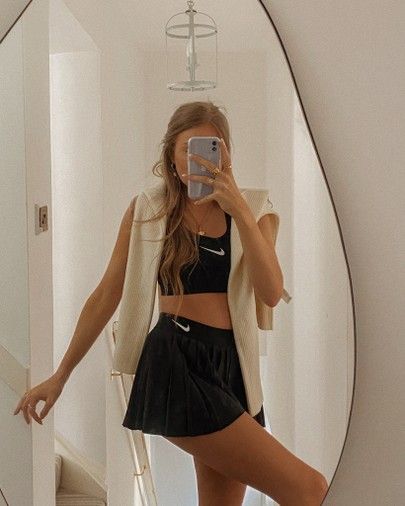 Nike Tennis Skirt - All Black Oufit - Sportswear #sportswear #blackoutfit #nike #niketennisskirt #tennisskirt Nike Skirt Outfit, Workout Skirt Outfit, Black Tennis Skirt Outfit, Nike Tennis Outfits, Nike Tennis Skirt Outfit, Sport Skirt Outfit, Tennis Skirt Outfits, Nike Skirt, Black Tennis Skirt