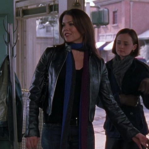 lorelai gilmore gilmore girl icons 2000s 00s lauren graham Lorili Gilmore Outfits, Lorelai Gilmore Style, Gilmore Girls Fashion, Lorelei Gilmore, Gilmore Girls Outfits, Team Logan, Lorelai Gilmore, Tv Show Outfits, Zoe Kravitz