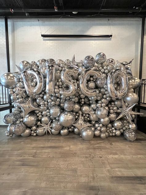 Chrome balloon wall perfect for a disco party! 70s Balloon Decorations, Chrome Party Decorations, Disco Office Decor, Disco Party Balloons, Disco Ball Wall Decor, Silver Balloon Wall, Disco Homecoming, Disco Balloon Arch, Outdoor Balloon Arch