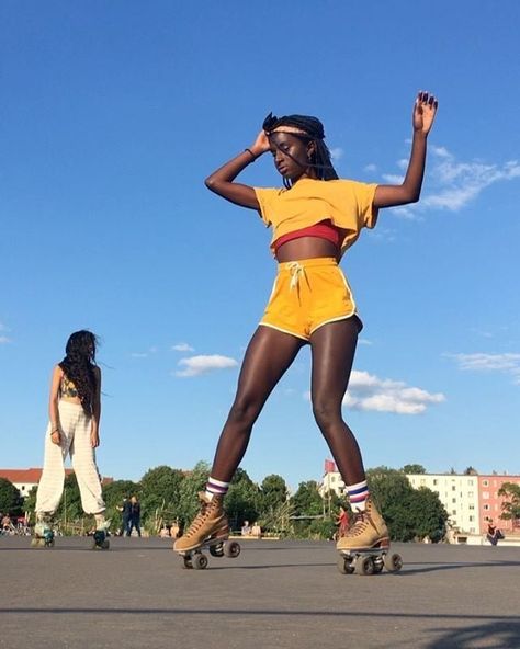 Rollerblading Aesthetic, Black Influencers, Jam Skating, Roller Skating Outfits, Skate Aesthetic, Skating Aesthetic, Skate Gif, Roller Disco, Skate Girl