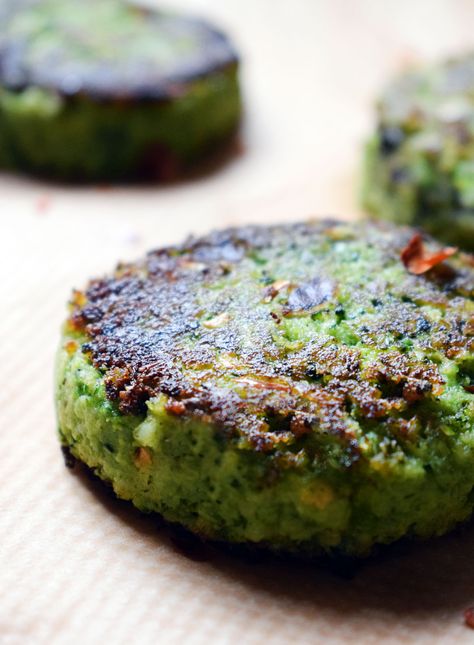 Vegan broccoli burger patties Broccoli Burger Recipes, Vegetable Burger Patties, Broccoli Burger, Broccoli Burgers, Vegan Burger Patties, Vege Dishes, Broccoli Patties, Fat Burger, Vegan Bbq Recipes