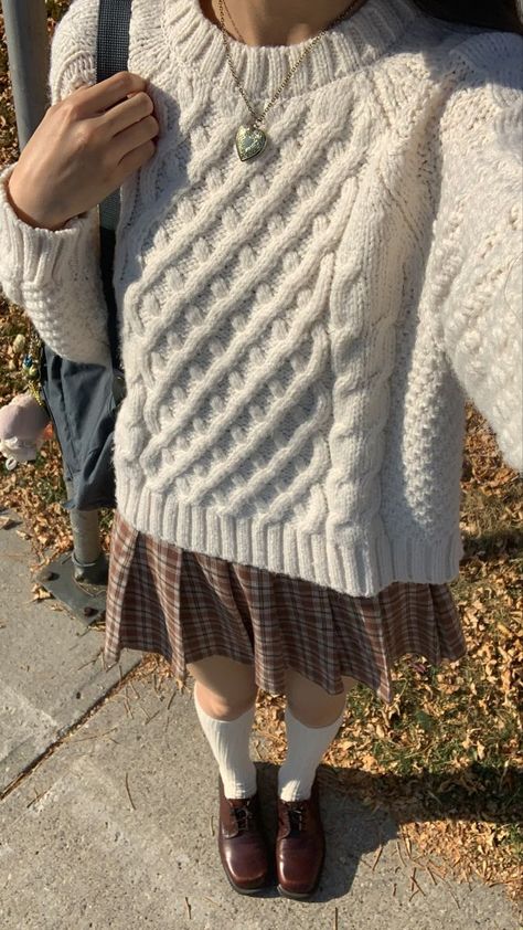 Light Academia Outfit, Academia Outfits, Downtown Outfits, Autumn Fits, Rory Gilmore, Light Academia, Plaid Skirt, 가을 패션, Autumn Outfit