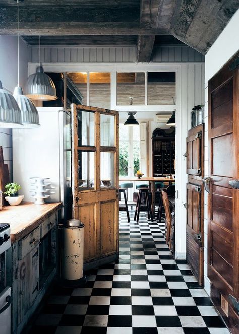 6 homes with black and white checkered floors - Home & Decor Singapore Checkered Floor Kitchen, Checkered Flooring, White Kitchen Floor, Beautiful Tile Floor, White Kitchen Tiles, Checkerboard Floor, White Tile Floor, Bedroom Door Design, Black And White Tiles