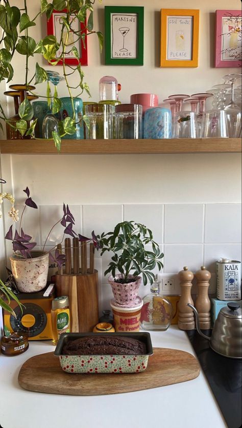 Herbs In The Kitchen Ideas, Urban Outfitters Home Aesthetic, Eclectic Apartment Kitchen, Old Kitchen Decorating Ideas, Colorful Kitchen Aesthetic, Appartment Astetics, Apartment Inspiration Vintage, Cute Apartment Kitchen, Apartment Decorating Kitchen