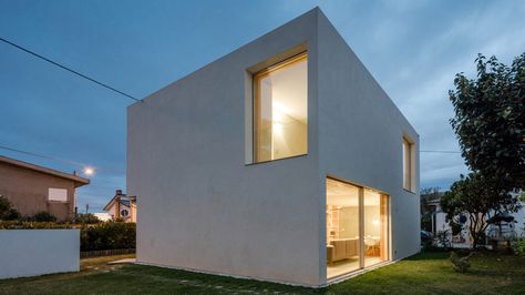 Mami House is a "mini bunker" built for a couple on a very tight budget Japandi House, Low Budget House, Low Cost Housing, Global Home, Concrete House, Minimalist Architecture, City House, Family House, Residential Architecture