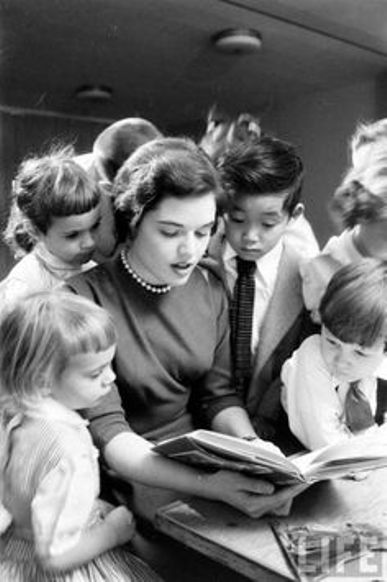 15 Things I Wish My Mother Had Told Me. | Rebelle Society Reading To Children, Children Reading, Teacher Aesthetic, Teacher Photo, People Reading, Robert Doisneau, Vintage School, Woman Reading, Knit Tie