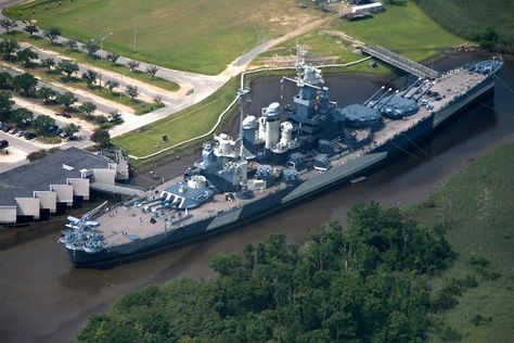 Battleship North Carolina, Uss North Carolina, Us Battleships, Battle Ships, Capital Ship, Us Navy Ships, Aircraft Carriers, North Carolina Homes, Naval History