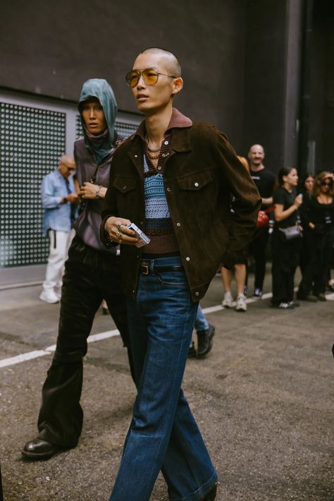 How to Layer Like a Pro This Summer, According to the Coolest Guys at Milan Fashion Week | GQ Layering Street Style, Milan Fashion Week Men, Mens Fashion Week Street Style, Leather Jacket Outfit Men, Bald Men Style, Masc Outfits, Model Street Style, Bald Men, Leather Jacket Outfits