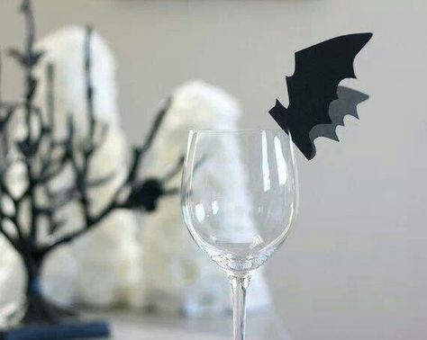 Bat glass Halloween Party Dinner, Reception Tables, Adornos Halloween, Wedding Themes Fall, Halloween Dinner, Theme Halloween, Halloween Inspiration, Halloween Deco, Halloween Wedding