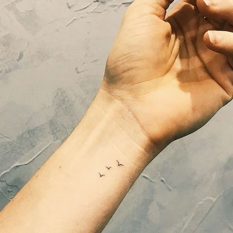 Buraka Tattoo, Small Bird Tattoos, Tiny Bird Tattoos, Bird Tattoos For Women, Freedom Tattoos, Bird Tattoo Wrist, Tiny Wrist Tattoos, Petite Tattoos, Inspiration Tattoos