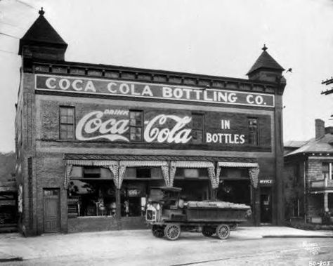 Old coke building plant Coca Cola Factory, Coca Cola History, John Pemberton, Always Coca Cola, Coca Cola Ad, Coca Cola Bottles, Vintage Coke, Delivery Truck, Coke Cola