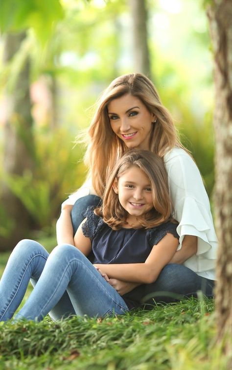 Mother Daughter Photography Poses, Mom Daughter Photography, Mom Daughter Photos, Mommy Daughter Photoshoot, Mother Daughter Poses, Mommy Daughter Pictures, Daughter Pictures, Daughter Photo Ideas, Mommy Daughter Photos