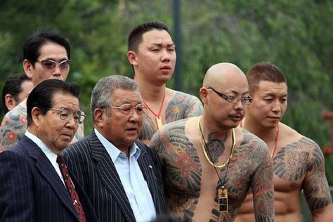 La práctica de los tatuajes Yacuza o mafia japonesa se remonta al periodo del Japón feudal alrededor del siglo XVIII.... Japanese Yakuza Aesthetic, Global Tattoo, Yakuza Style Tattoo, Japanese Police, Yakuza Tattoo, Police Call, Human Canvas, Different Tattoos, History Channel