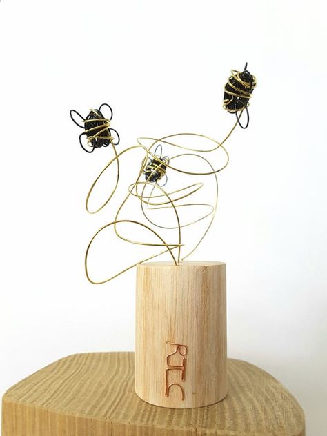 Wire Home Decor, Bee Sculpture, Cardboard Art Sculpture, Bee Conservation, Battery Lantern, Sculpture Wire, Mobile Sculpture, Wire Art Sculpture, Fall Art Projects