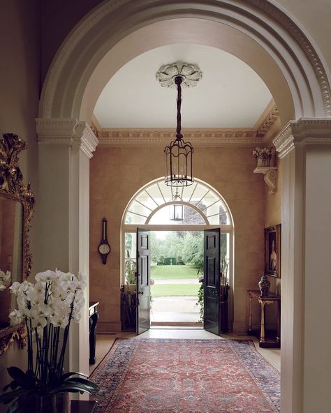 House & Garden Magazine on Instagram: “Bighton House is a fine late-Regency property that sits at ease in the Hampshire landscape, with harmonious interiors by Philip Hooper…” Colonial Aesthetic, Regency Interior, Regency House, Antique Dining Chairs, Contemporary Curtains, Chateau France, Georgian Homes, Front Door Design, English Country House