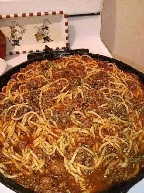 Mama's Old Recipes | Old school Spaghetti | Facebook Old School Spaghetti Recipe, Spaghetti Pictures, School Cafeteria Spaghetti Recipe, School Spaghetti Recipe, Old School Spaghetti, Spaghetti Beef Recipe, Creamy Coconut Shrimp, Spaghetti With Ground Beef, Supper Tonight