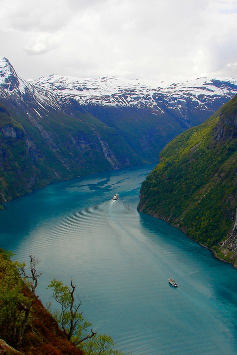 Découvrez les incroyables panoramas qui arborent ce pays. Le charme des villages de pêcheurs, la beauté des fjords, la nature exubérante, les églises de bois, les maisons colorées, les ciels illuminés par les aurores boréales… La Norvège ne manquera pas de vous séduire. Découvrez toute l’actualité autour de la Norvège !  #norvege #norway #oslo #fjords #auroresboreales #nature #paysages #landscape #adventure #trip #vacances #guidedevoyage #easyvoyage Norway Fjords, Adventure Trip, City House, Dream Destinations, Helsinki, Land Scape, Adventure Time, Budapest, Places To Travel