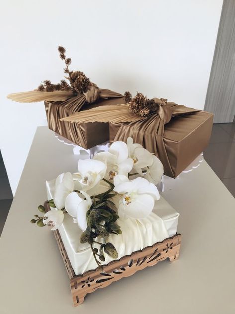 Hidden Hantaran Ideas, Dulang Hantaran Ideas, Hidden Hantaran, Wedding Hantaran, Dream Garden Wedding, Hantaran Ideas, Gubahan Hantaran, Wedding Trays, Dulang Hantaran