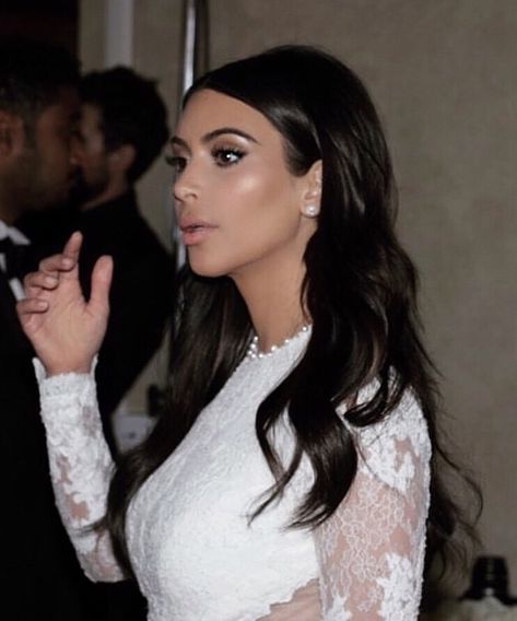 Kim Kardashian highlighter Smokey eye wedding makeup look 😭🔥 Wedding Hairstyles Kim Kardashian, Kim K Wedding Hair To Kanye, Out Of Face Wedding Hairstyles, Kim Kardashian 2022 Makeup, Kim Kardashian Bridal Makeup, Kim Kardashian Bridal Hair, Kim Wedding Hair, Kim K Wedding Makeup, Kim Kardashian Wedding Hair Inspiration