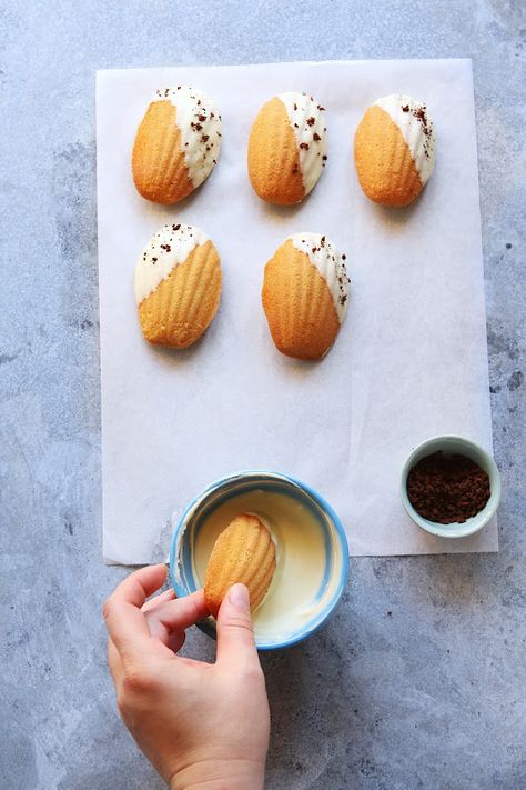 White chocolate dipped orange madeleines with nescafe flavor Orange Madeleines, Madeline Cookies Recipe, Oatmeal Biscuits, Madeline Cookies, Madeleine Recipe, Madeleine Cookie, Chocolate Coating, Chocolate Orange, Chocolate Dipped