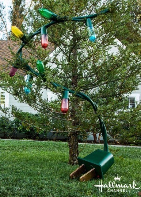 Diy Christmas Lights, Christmas Light Installation, Hanging Christmas Lights, Homemade Christmas Decorations, Christmas Yard Decorations, Christmas Decorations Diy Outdoor, Christmas Yard, Outdoor Christmas Lights, Diy Decorating