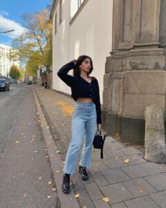 Cropped Flare Jeans Outfit Ankle Boots, Cropped Flare Jeans Outfit, Crop Tops Outfits, Cropped Outfits, Brooklyn Blonde, Flare Jeans Outfit, Dr Martens Style, The Cool Hour, Flare Shirt