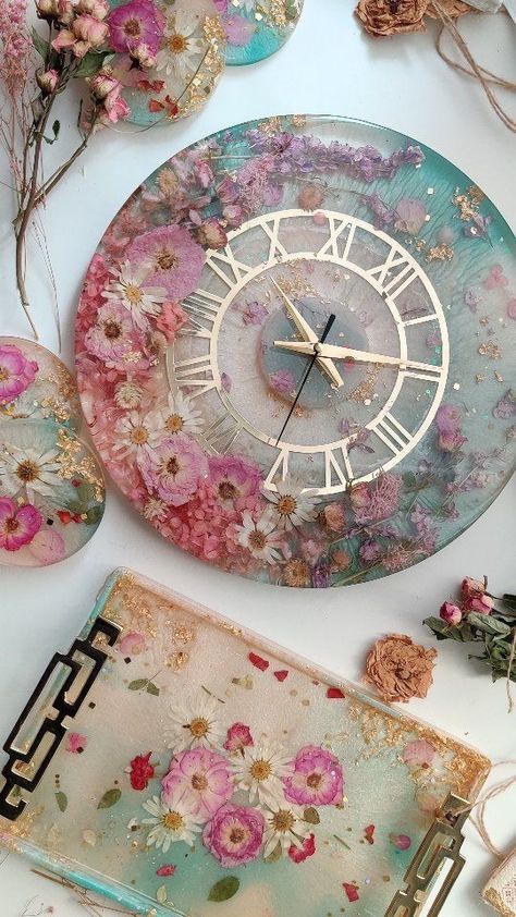 Flower Clock, Resin Crafts Tutorial, Resin Design, Clock Art, Epoxy Resin Art, Diy Resin Art, Diy Resin Crafts, Resin Flowers, Clock Wall Decor