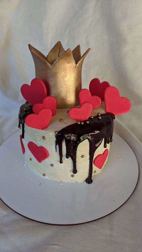 Queen Of Hearts Birthday Cake, Descendants Rise Of Red Cake Ideas, Rise Of Red Cake, Descendants Rise Of Red Birthday Cake, Queen Of Hearts Birthday Party Ideas, Queen Themed Birthday Party, Cake Quince, Queen Of Hearts Cake, Descendants Cake