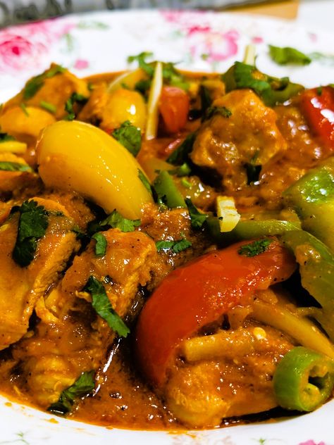 So delicious! Jalfrezi Chicken, Jalfrezi Curry, Chicken Jalfrezi Recipe, Chicken Jalfrezi, Vegetarian Chicken, Chicken Pieces, Chilli Chicken, Baked Garlic, Spicy Dishes