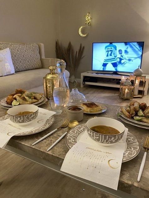 Ramadan Table Setting, Ramadan Table Decor, Ramadan Recipes Iftar, Ramadan Table, Plats Ramadan, Decoraciones Ramadan, Food Display Table, Eid Mubarek, Decoration Ramadan