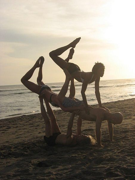 acro gymnastics stunt Arco Yoga, 3 Person Yoga Poses, Yoga For Two, Gymnastics Stunts, Yoga And Stretching, Partner Acrobatics, Gymnastics Moves, Acro Gymnastics, Gymnastics Tricks