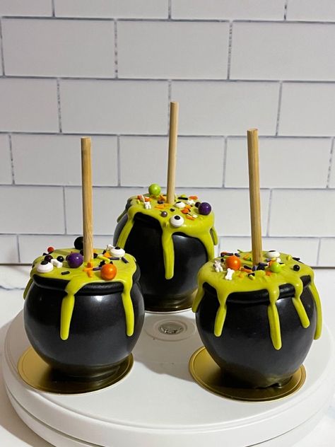 Candy Apple Halloween Ideas, Fall Candy Apple Ideas, Candied Apples Halloween, Spooky Candy Apples, Candy Apple Halloween, Carmel Apples Halloween, Gourmet Caramel Apples Ideas, Spooky Caramel Apples, Halloween Dipped Apples