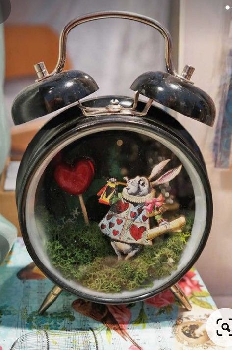 Alice In Wonderland Clock, Alice In Wonderland Clocks, Alice In Wonderland Crafts, Nordic Lifestyle, Clock Craft, Buying A House, Mixed Media Crafts, Shadow Box Art, Alice In Wonderland Tea Party