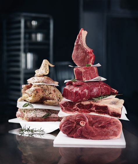 Beef Ham, Dry Aged Steak, Cooking Vegan, Dry Aged Beef, Dark Food Photography, Raw Meat, Meat Shop, God Mat, Cured Meats