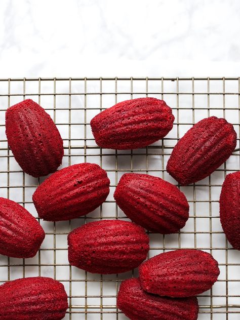 Red Velvet Madeleines Recipe, Strawberry Madeleines Recipe, Christmas Madeline Cookies, Madelaine Cake, Decorated Madeleines, Red Velvet Madeleines, Savory Madeleine Recipes, How To Make Madeline Cookies, Christmas Madeleines