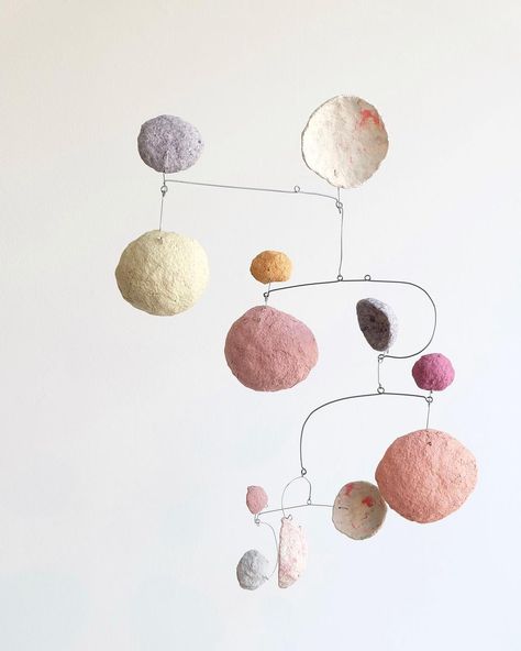 Paper Mache Decor Diy, Mobile Art Projects, Paper Mache Mobile, Paper Pulp Sculpture, Paper Mache Sculpture Ideas, Yuko Nishikawa, Ceramic Mobile, Recycled Christmas Decorations, Mobile Sculpture