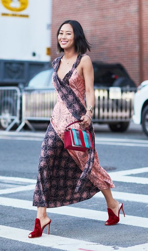 The It Girls Already Killing It During Fashion Week Heeled Mules Outfit, Mules With Dress, Outfits With Mules, Whowhatwear Uk, Mules Outfit, Best Maxi Dresses, Flat Mules, Free Dresses, Street Style Inspiration