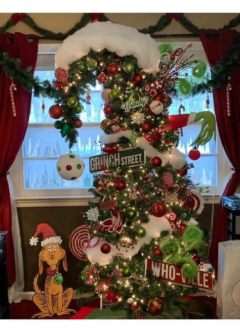 Whimsical Grinch Christmas Tree, Mini Christmas Tree Ideas Themed, Weird Christmas Trees, Cindy Lou Who Christmas Tree, Small Grinch Tree, Grinch Inspired Christmas Tree, Grinch Trees Ideas, Grinch Themed Christmas Tree, Grinch Christmas Tree Ideas