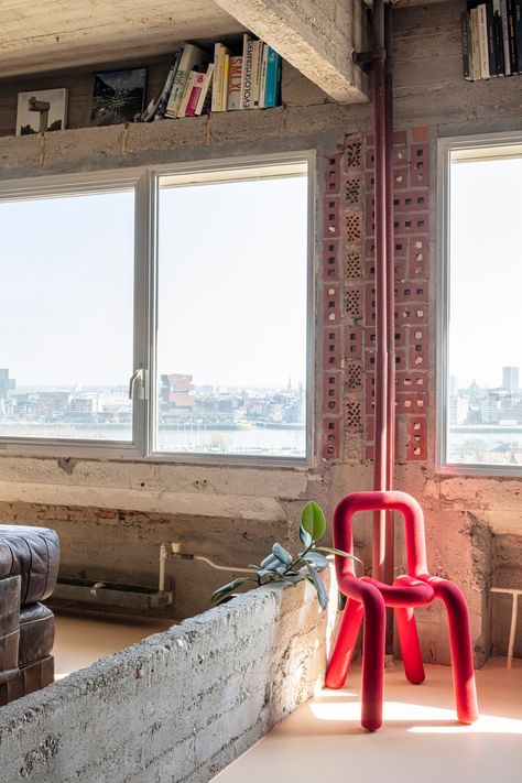 Brutalist Bookshelf, Eco Brutalism Interior, Eco Brutalism, Brutalism Interior, Brutalist Interior, Upper West Side Apartment, Japanese Bedroom, Concrete Home, Scandinavian Minimalist