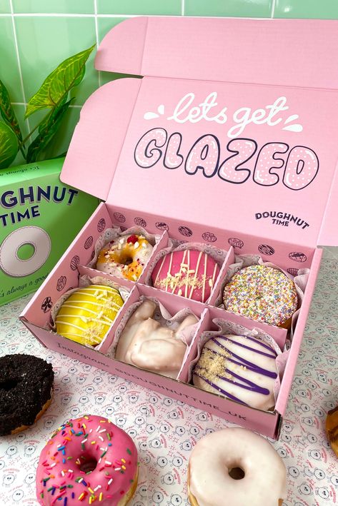 Donut Packaging Boxes, Donut Box Design, Donut Boxes Packaging, Donut Packaging Ideas, Doughnut Branding, Donut Packaging Design, Mini Donuts Packaging, Business Ideas Food, Doughnut Packaging