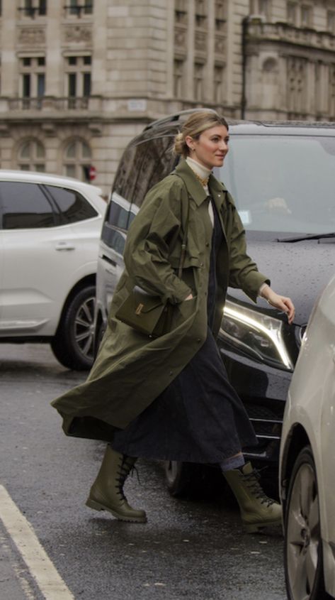 Olive Trench Coat, Trench Outfit, Olive Clothing, Green Trench Coat, 일본 패션, Military Looks, Trench Coat Outfit, Coat Trends, Outfit Trends