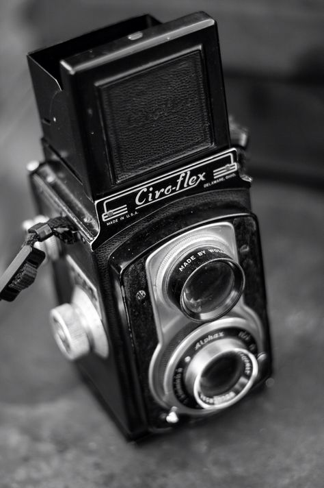 1940's Ciroflex Model B TLR Camera 1940s Camera, 1940s Aesthetic, Fotocamere Vintage, Classic Camera, Old Cameras, Movie Camera, Photography Subjects, Photo Vintage, Film Cameras