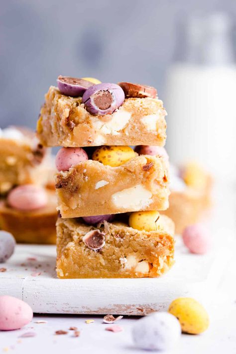 These easy mini egg Easter blondies are perfect to enjoy over the Easter holidays and beyond! They have super fudgy and gooey texture, chunks of white chocolate and chocolate mini eggs on top. Super easy and quick to make, you don't even need a mixer! #minieggblondies #blondies #easterdesserts | annabanana.co Mini Egg Blondies, Easter Blondies, Gooey Blondies, White Chocolate Brownies, Gooey Bars, Easter Dishes, Sweet Bites, Anna Banana, Mini Egg