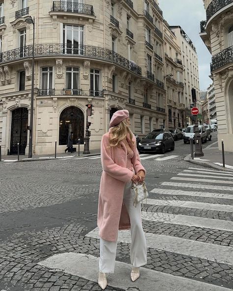 Pink Beret Outfit, Beret Outfit, French Outfits, September Outfits, Pink Beret, Style Beret, Cream Boots, Beret Style, Veiled Hats