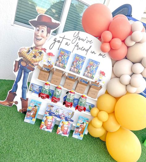 Reach Four the sky! Elizabeth’s Toy Story 4 | CatchMyParty.com Jesse Toy Story, Toy Story Centerpieces, Toy Story Birthday Party Ideas, Toy Story Theme, 1st Birthday Party Themes, Toy Story Birthday Party, Birthday Toys, Happy Bday, Toy Story Birthday