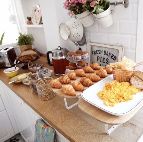 Desayuno Buffet en casa - Balamoda. Breakfast buffet. Idea para recrear un buffet en tu casa. Actividad para elaborar con niños. Huevos, cereales, fruta, zumo, bollería, croissants, cupcakes, mermelada, leche, te, café, pan. #Recetas. #Desayunos. #home #kitchen Breakfast Buffet At Home, Catering Breakfast, Beetroot Dip, Vegan Hummus, Vegan Crackers, Vegetarian Diet Plan, Gourmet Vegan, Christmas Brunch, Meal Suggestions