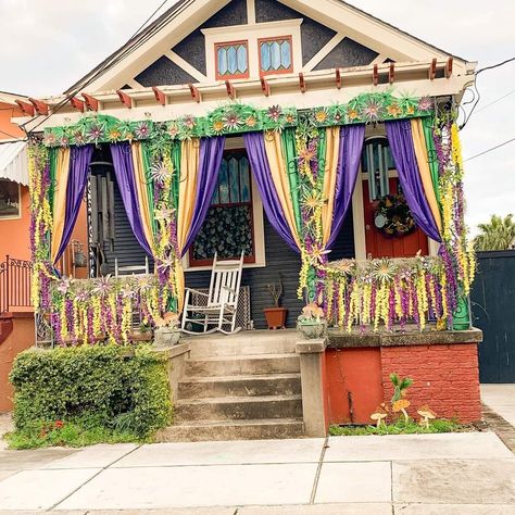 Mardi Gras Front Porch Decorations, Mardi Gras Decorations Outdoor, Outdoor Mardi Gras Decorations, Mardi Gras Outdoor Decor, Mardi Gras Porch Decor, Mardi Gras Float Ideas, Mardi Gras House Decorations, Mardi Gras Outdoor Decorations, Mardi Gras Backdrop