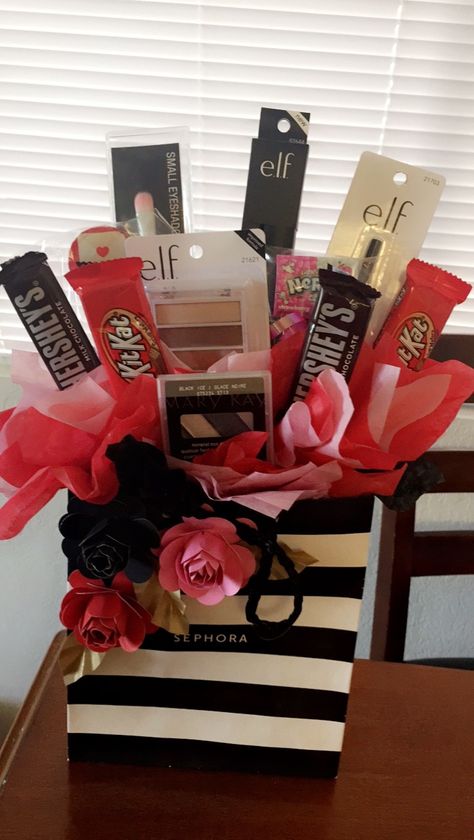 Sephora bag candy and makeup bouquet Makeup Gifts Basket, Diy Mother's Day Gift Basket, Diy Mothers Day Gift, Mothers Day Gift Basket, Makeup Bouquet, Summer Gift Baskets, Wine Gifts Diy, Diy Mothers Day, Mothers Day Baskets