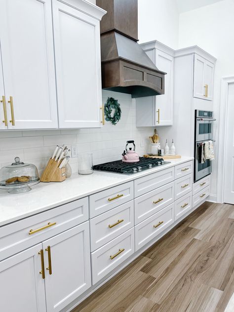 White And Gold Cabinets Kitchen, Gold Hardwear Kitchen, White Gold Kitchen Ideas, White Kitchen Cabinets With Gold Handles, White Kitchen With Gold Accents, Kitchen White And Gold, White Cabinets Gold Hardware, Brushed Gold Kitchen Hardware, Gold And White Kitchen